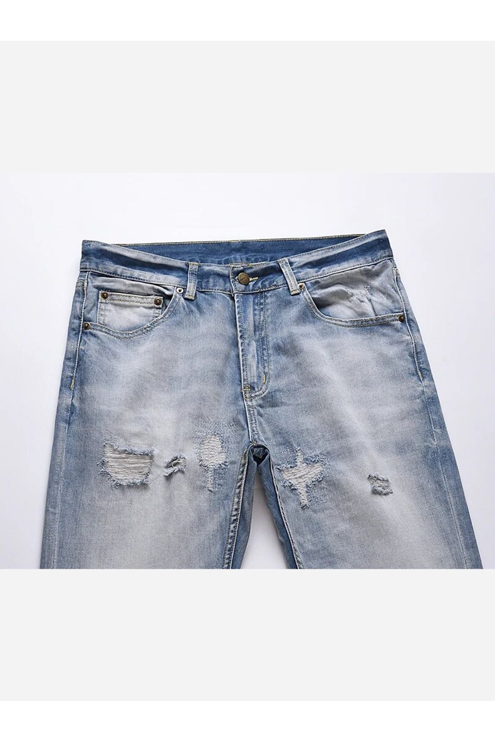 Jeans con design strappato
