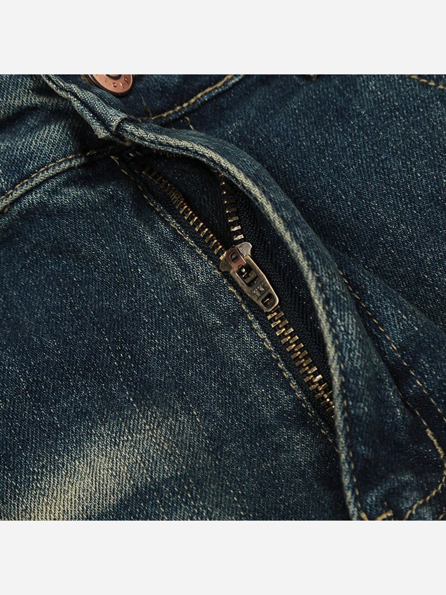Jeans con design strappato