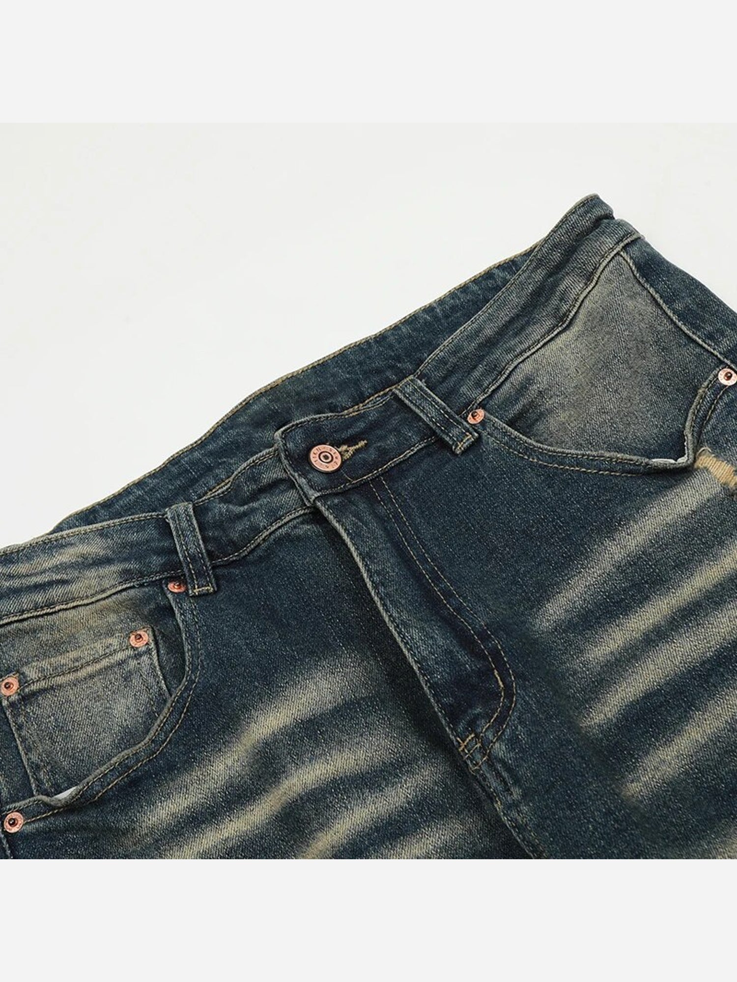 Jeans con design strappato
